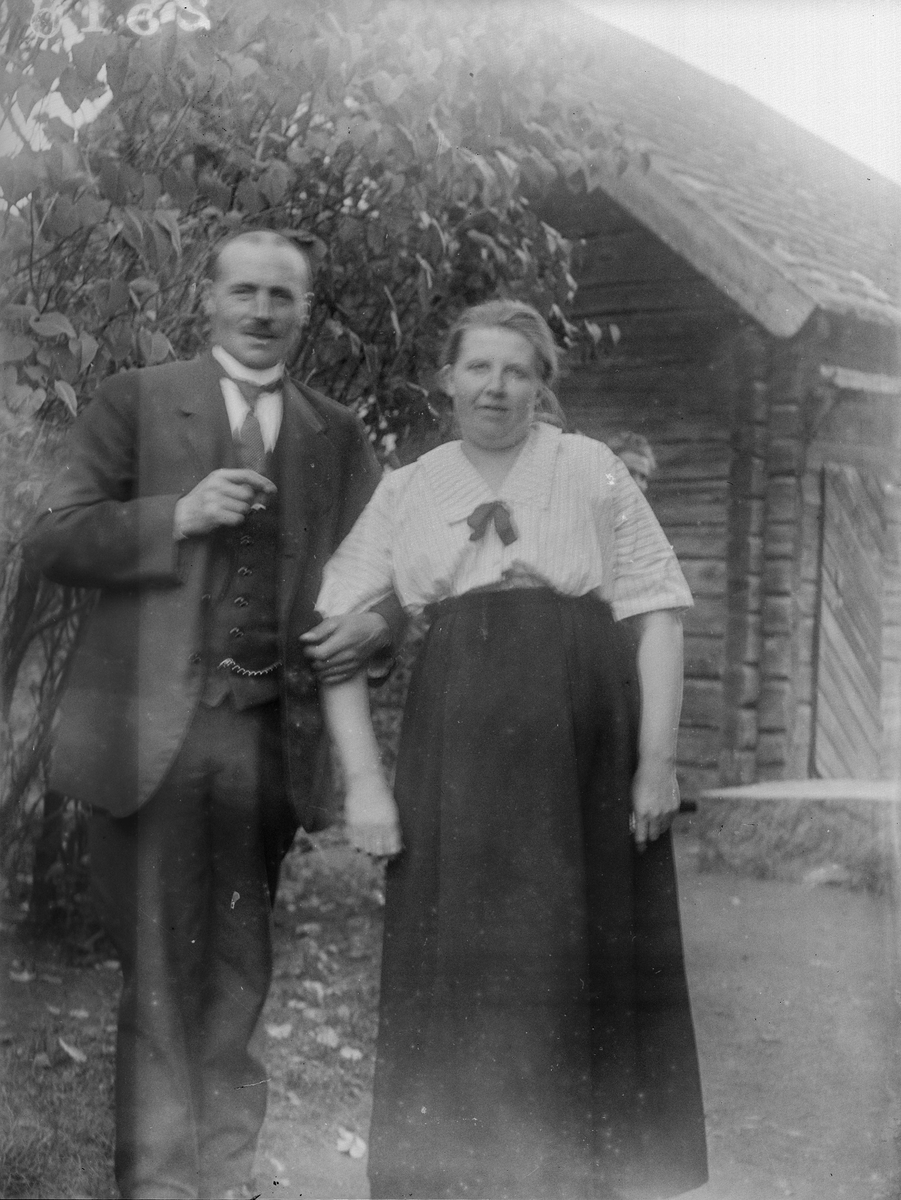 Erik och Frida Melberg på besök hos August Johansson i Sävasta, Altuna socken, Uppland 1921