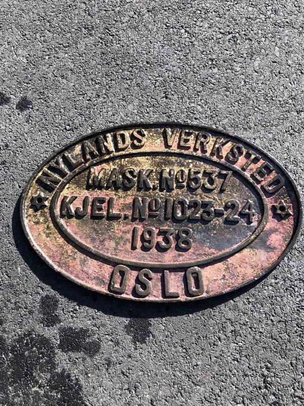 Ovalt metallskilt funnet på vraket av D/S Octavian, skiltet sier blant annet "Nylands Verksted", "Oslo", "1938". (Foto/Photo)