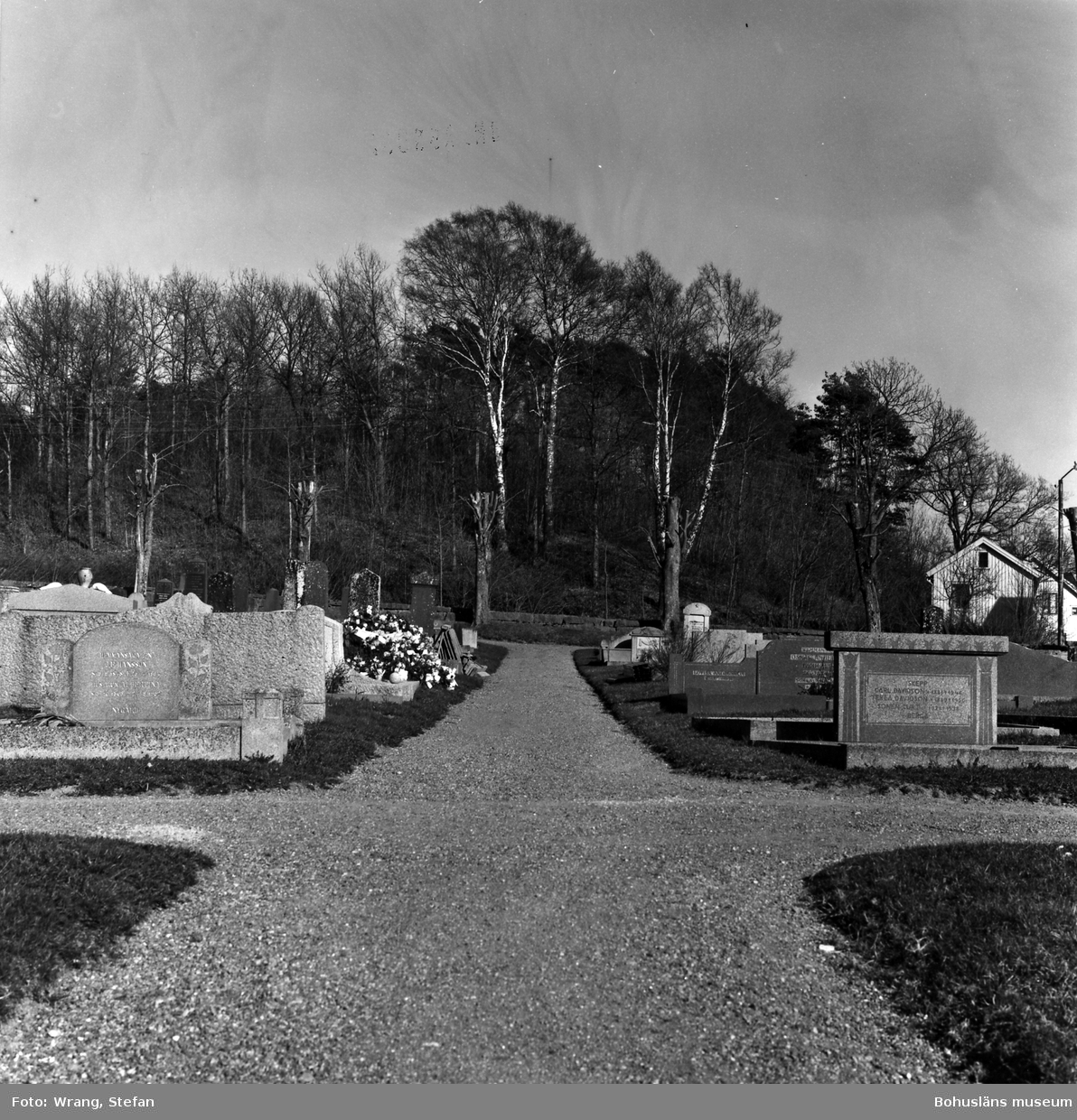 Text till bilden: "Kville kyrka. Begravningsplatsen norr om kyrkan, mot öster".