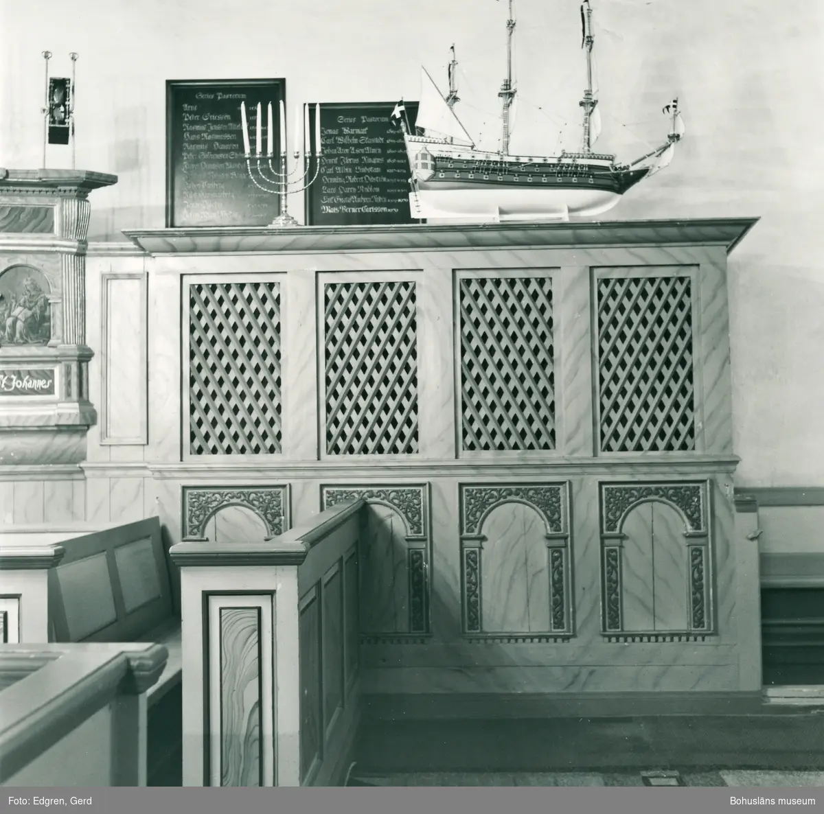 Text till bilden: "Solberga kyrka. Skrank invid predikstolen innanför vilket kyrkans sakristia var inrymd före 1926".