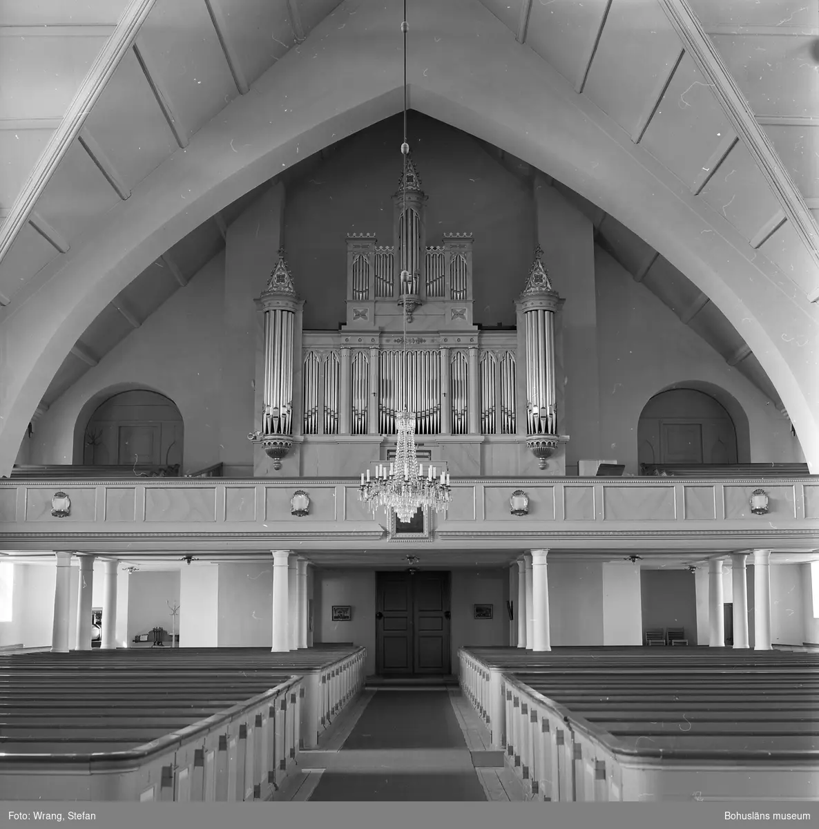 Text till bilden: "Kville kyrka. Interiör mot väster. Orgelfasad 1866".