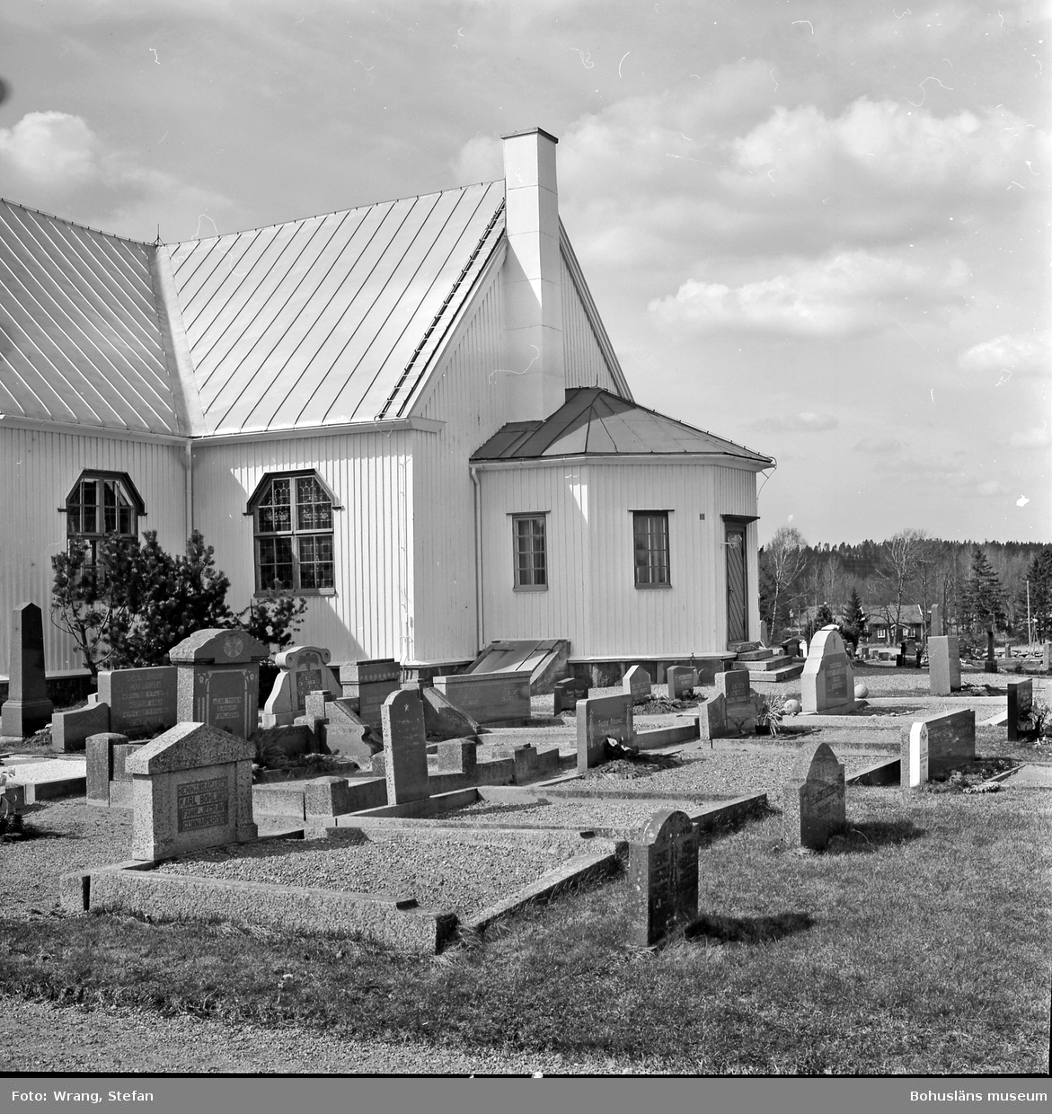 Text till bilden: "Hede kyrka. Koret och sakristian från sydost".