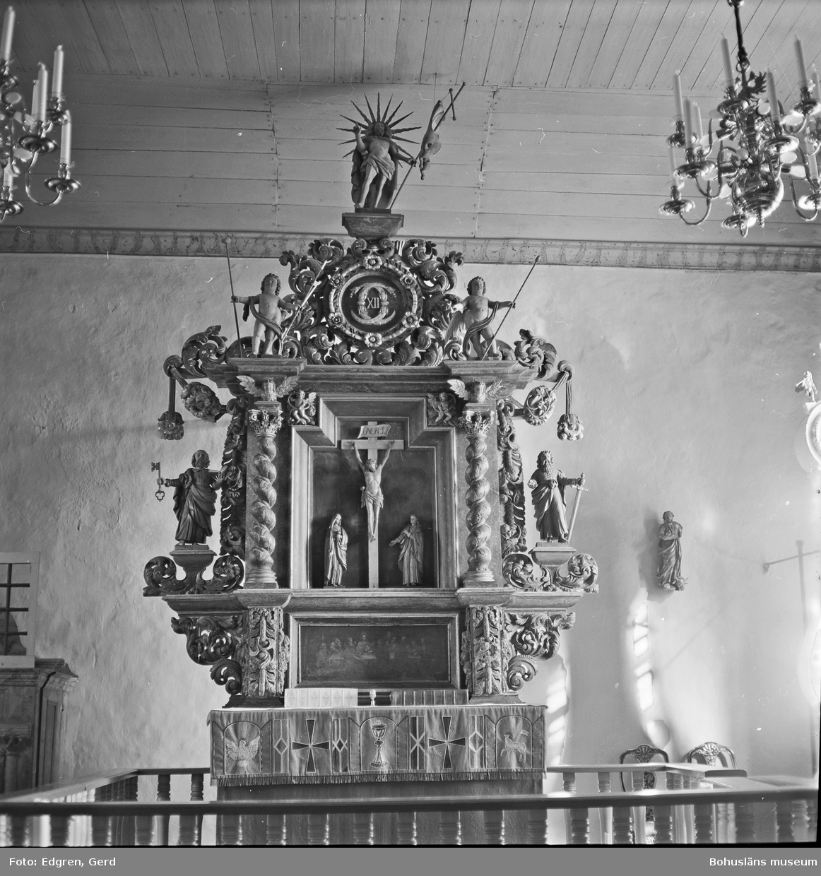 Text till bilden: "Morlanda kyrka. Altaruppsats från tidigt 1700-tal".