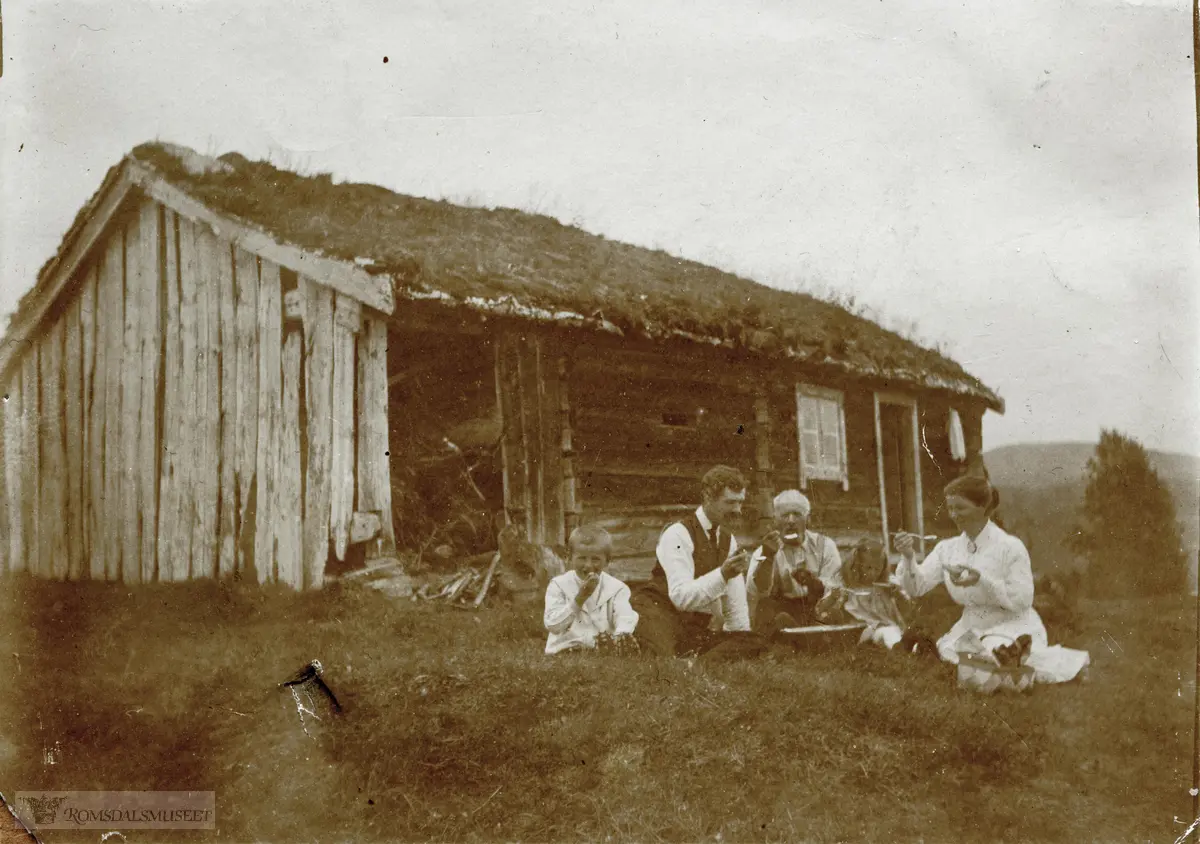 Spising av rømmebunke på Langlisetra ca 1917.