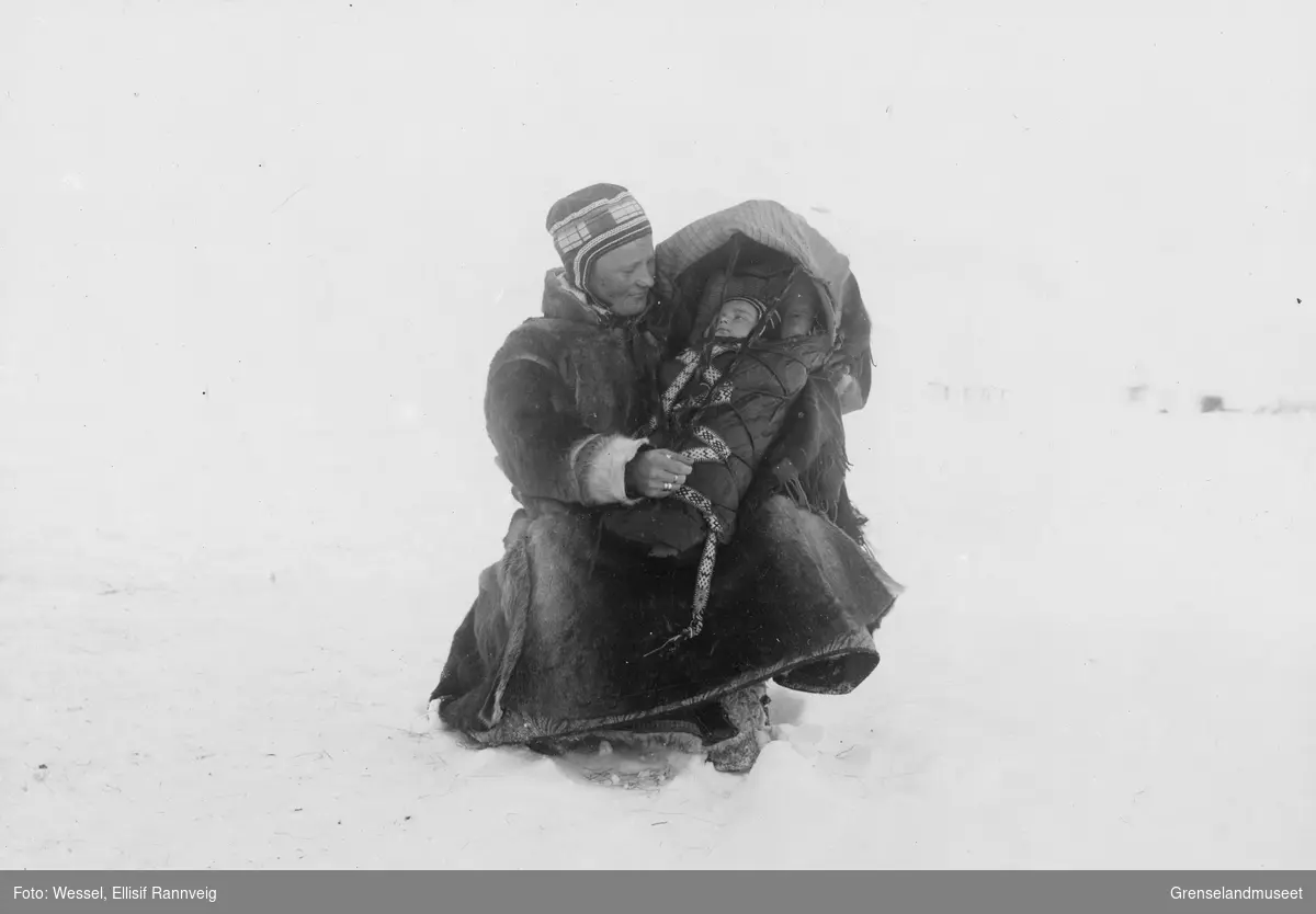Marit Banne med sin datter Inga i komse, vinteren 1897.