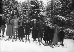 Herr Meiers skigruppe oppstilt i bakken ved Furuheim sanator