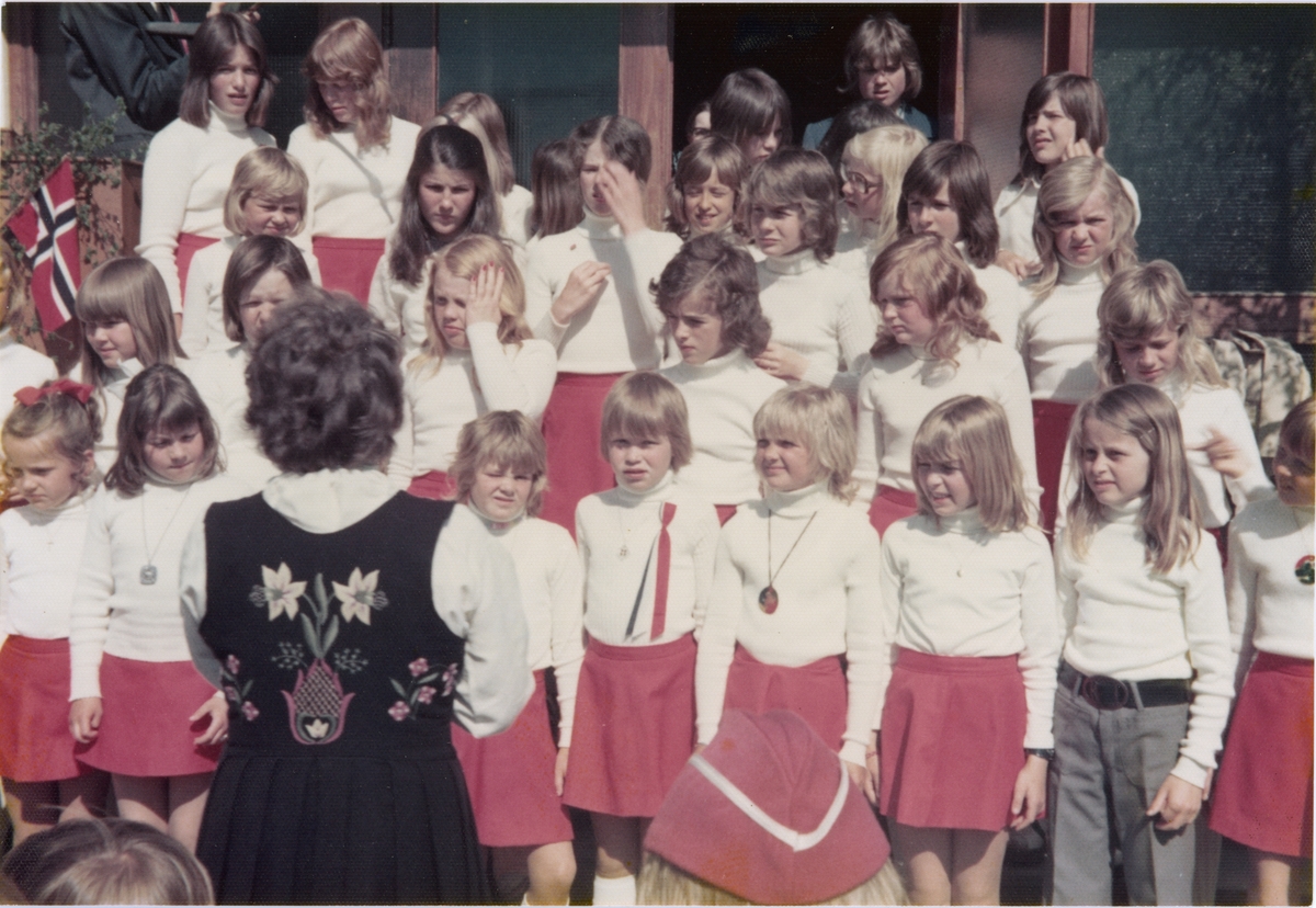 Pikekoret synger med dirigent Fru Jahr. Ca. 1975.