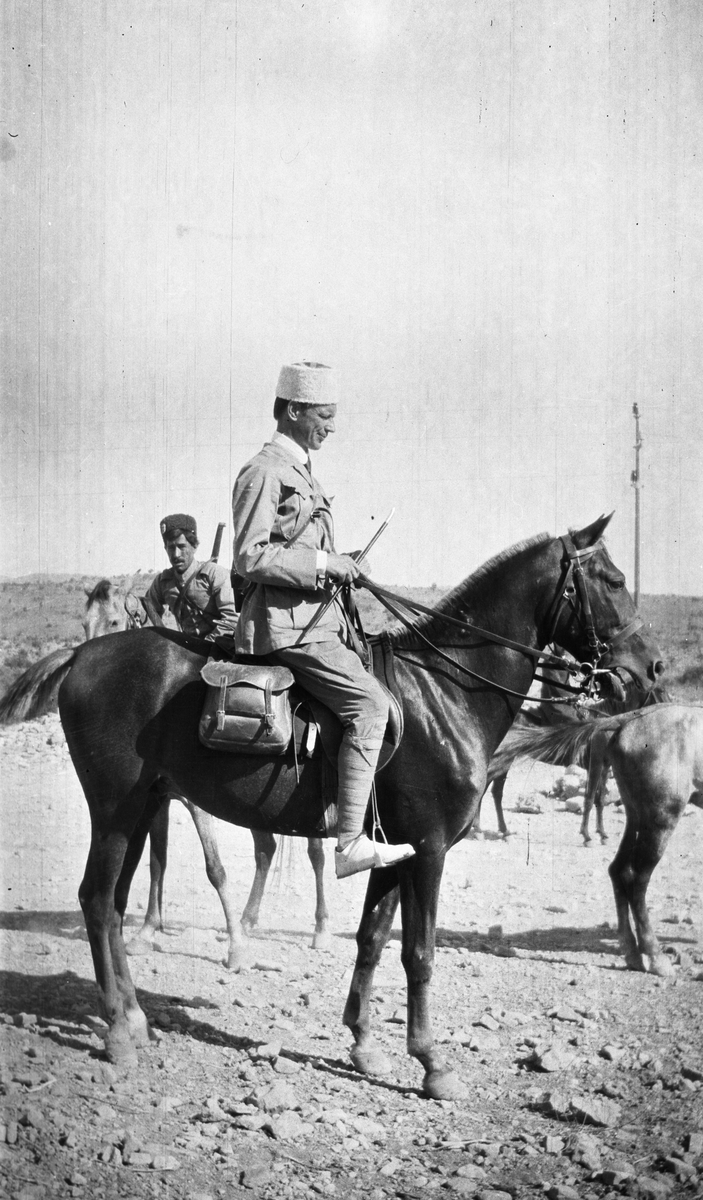 Persien. Intendenten vid det persiska gendarmeriet Harald Lundberg till häst.