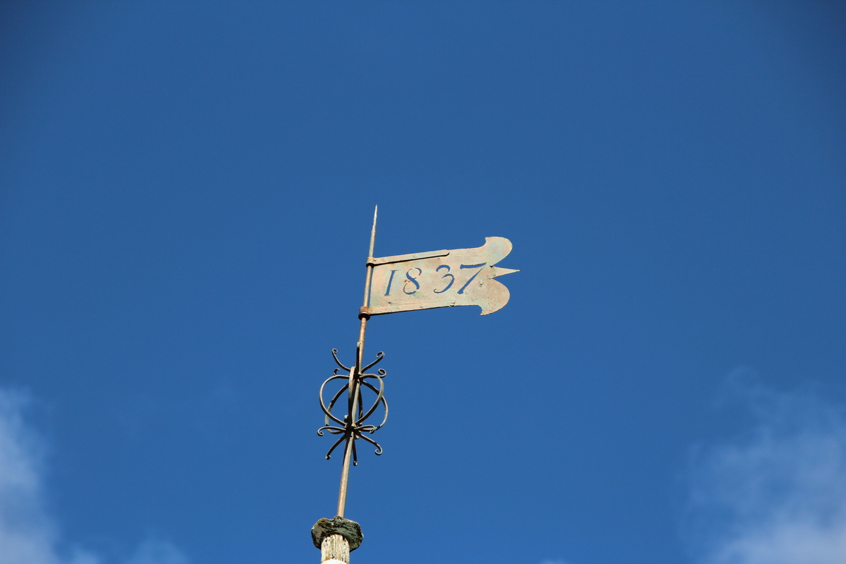 Klokketårnet på Børke nordre i Veldre. Ringsaker. Tårnet ble satt opp i 1837, og har fortsatt hjelmtaket og Empire-detaljer.
