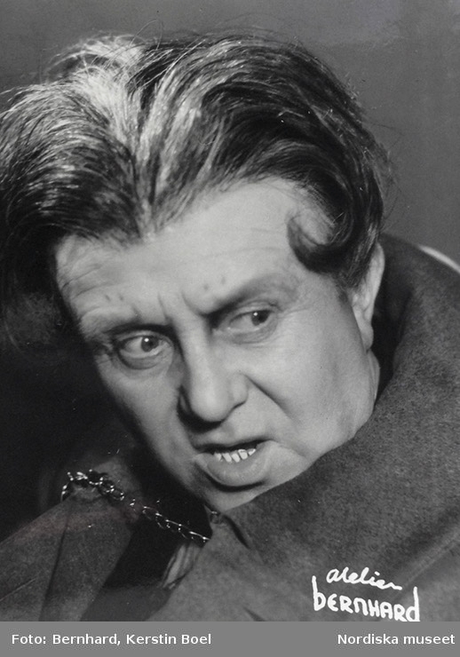 Porträtt av regissören, manusförfattaren och skådespelaren Rune Carlsten (1890–1970) i rollen som Karlsen i kungliga Dramatiska teaterns uppsättning av pjäsen "En kvinna är överflödig" år 1944