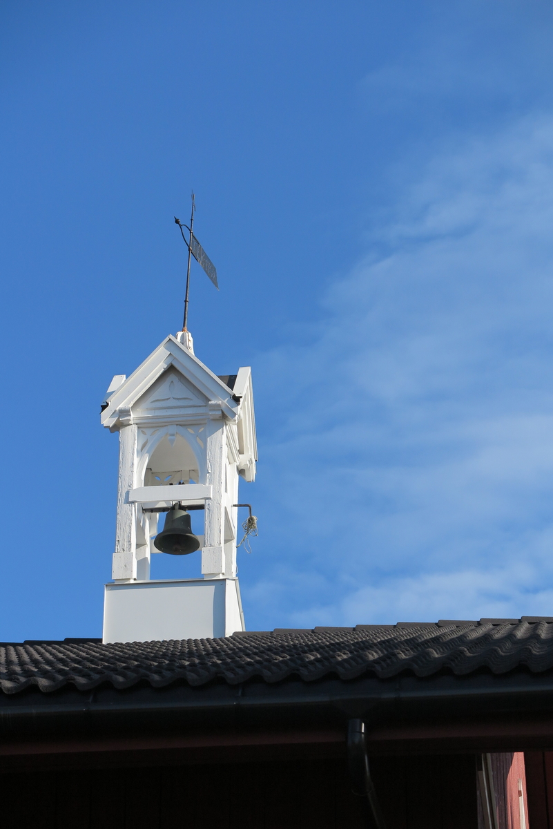 Klokketårnet på Klæpa har kryssformet saltak (lanterneform) og innslag av empire- og sveitserstil. Tårnet står på en låve bygget i 2013.