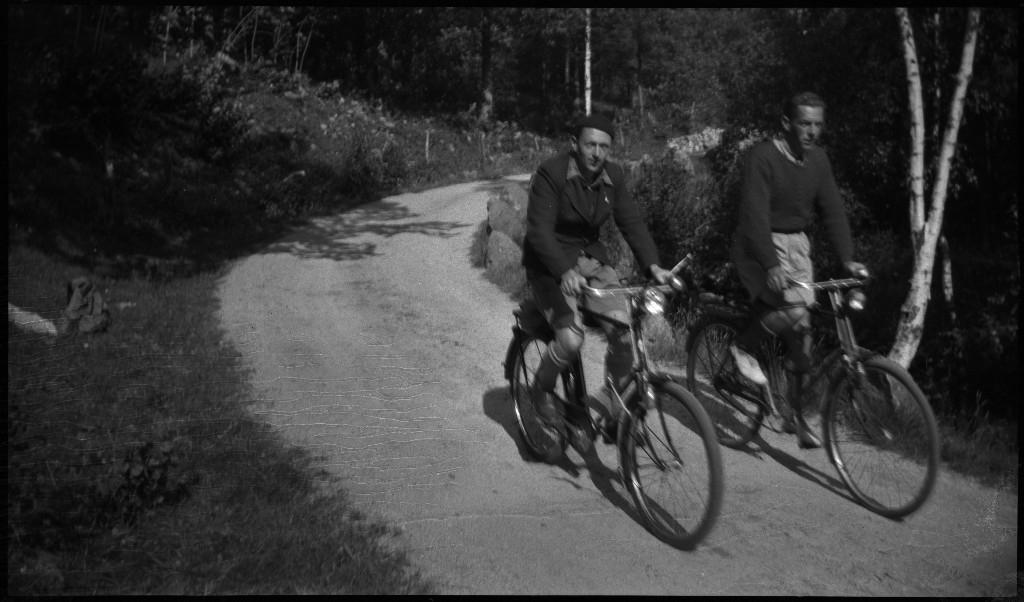 Finn Johannessen, Lindtner og Otto Olsen på sykkeltur til Flassamyr ved Figgjo. På bilde nr. 5 er Finn Johannessen til venstre og Lindtner til høyre. På bilde nr. 8 er Otto Olsen til venstre og Finn Johannessen til høyre. Det er også bilder av to gutter på tur med en nordlandsbåt i bakgrunnen.