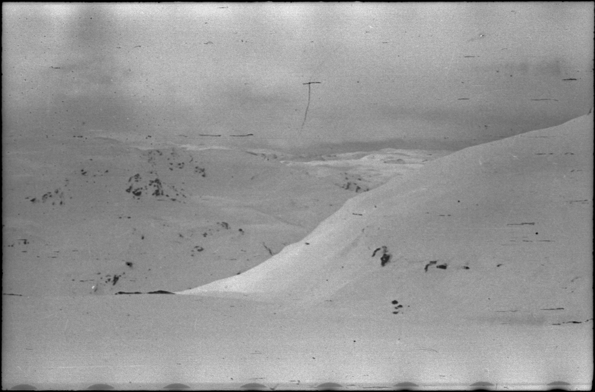 Bilder av gården Kjetilstad i Kvilldal. Snøen ligger nesten ned til gårdsbruket og Suldalsvatnet ligger i bakgrunnen. Det er også bilder fra en skitur til Stranddalen.