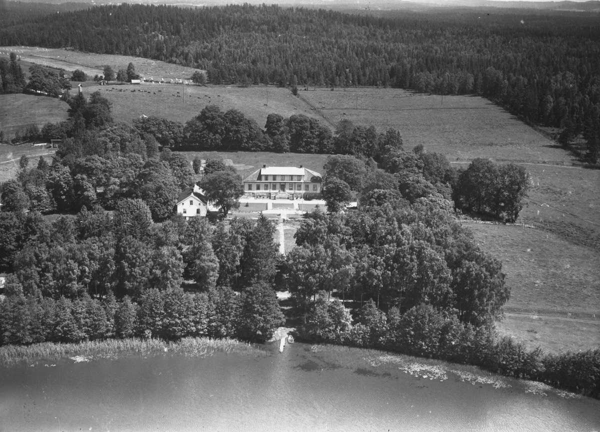 Flygfoto över Odensjö gård vid Barnapasjön i Odensjö, Jönköpings kommun. Nr H1917.