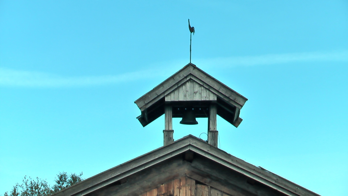 Klokketårnet på gården står på stabburet, og ble satt opp i 1965. Dagens klokketårn har et enkelt saltak uten ornamentikk. På værhanen står årstallet 1848 og initialene «LK, MK». At det har vært klokketårn tidligere er derfor sikkert.