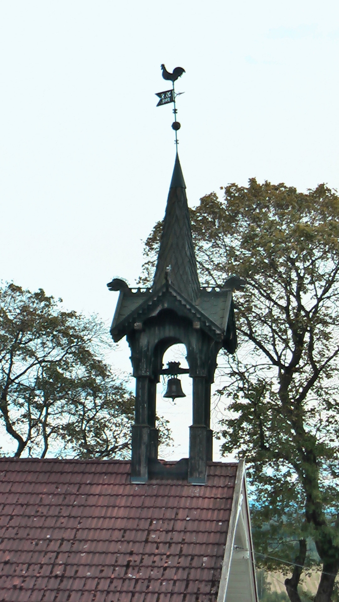 Klokketårnet på Tande er i rik Sveitserstil/Dragestil og står på original plassering på drengestua. Det er et stort og høyt tårn godt synlig i landskapet. Værhanen har initialene «H.S. 1901». Mannen bak tårnet skal være Lars Fleskrud. På klokka står inskripsjonene «STØBET AF CHRISTOFER MONSSEN I AARET 1817»