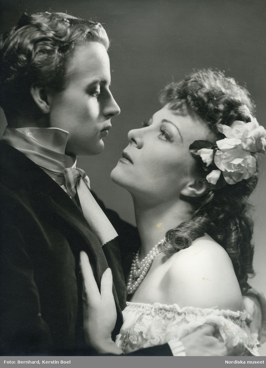 Skådespelarna Karin Kavli och Carl-Hugo Calander i en uppsättning av pjäsen Kameliadamen, 1944