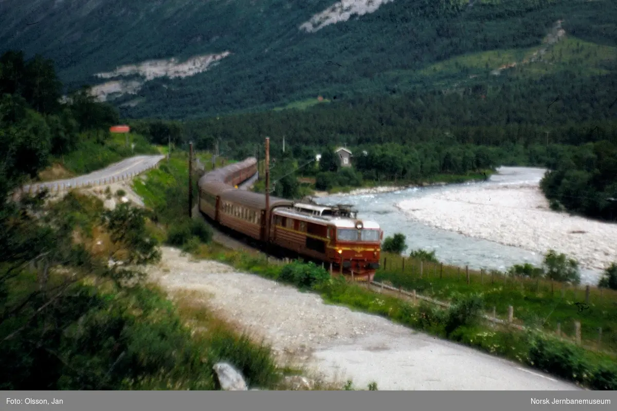 Ekspresstog fra Oslo Ø til Trondheim, Et. 403, i Drivdalen. Toget trekkes av elektrisk lokomotiv type El 14.