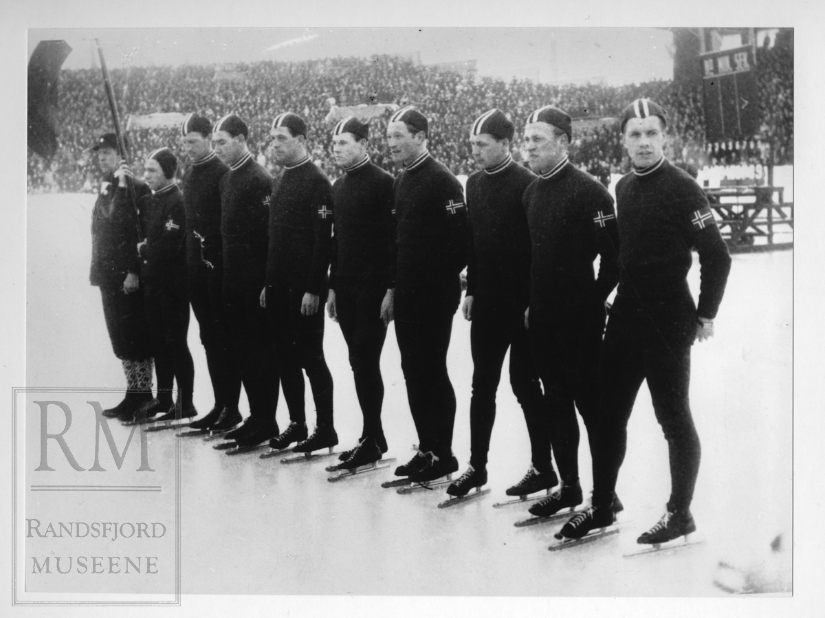 Den Norske skøytetroppen under velkomsten på Bislett etter vinter OL 1948.