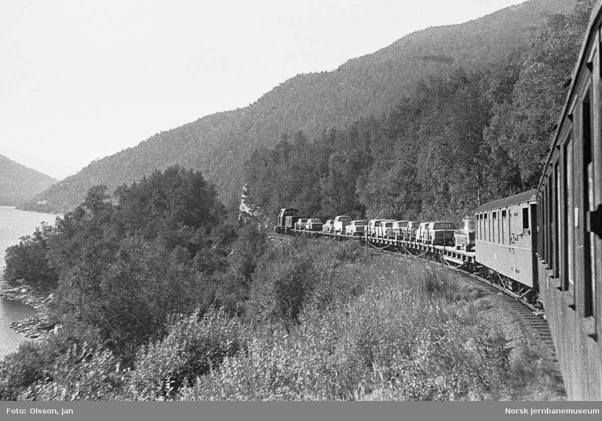 Blandet tog fra Lomi til Finneid på Sulitjelmabanen. Toget trekkes av diesellokomotivet ODIN.