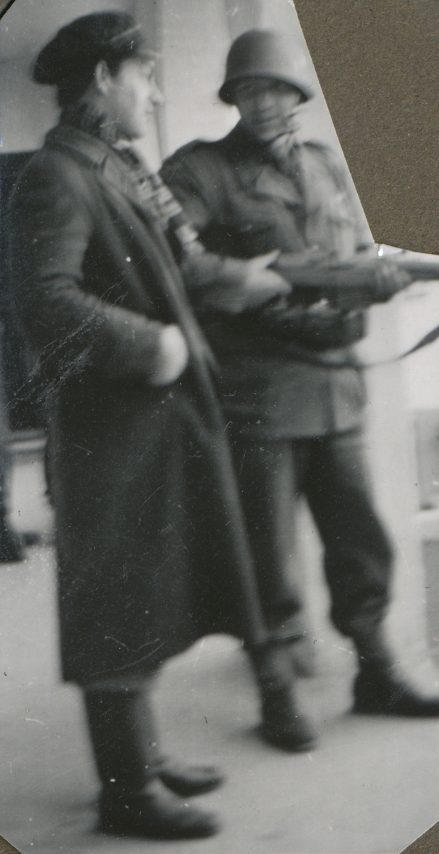 Rolv Amdam sammen med en av vaktene på Falstad 12. mai 1945.