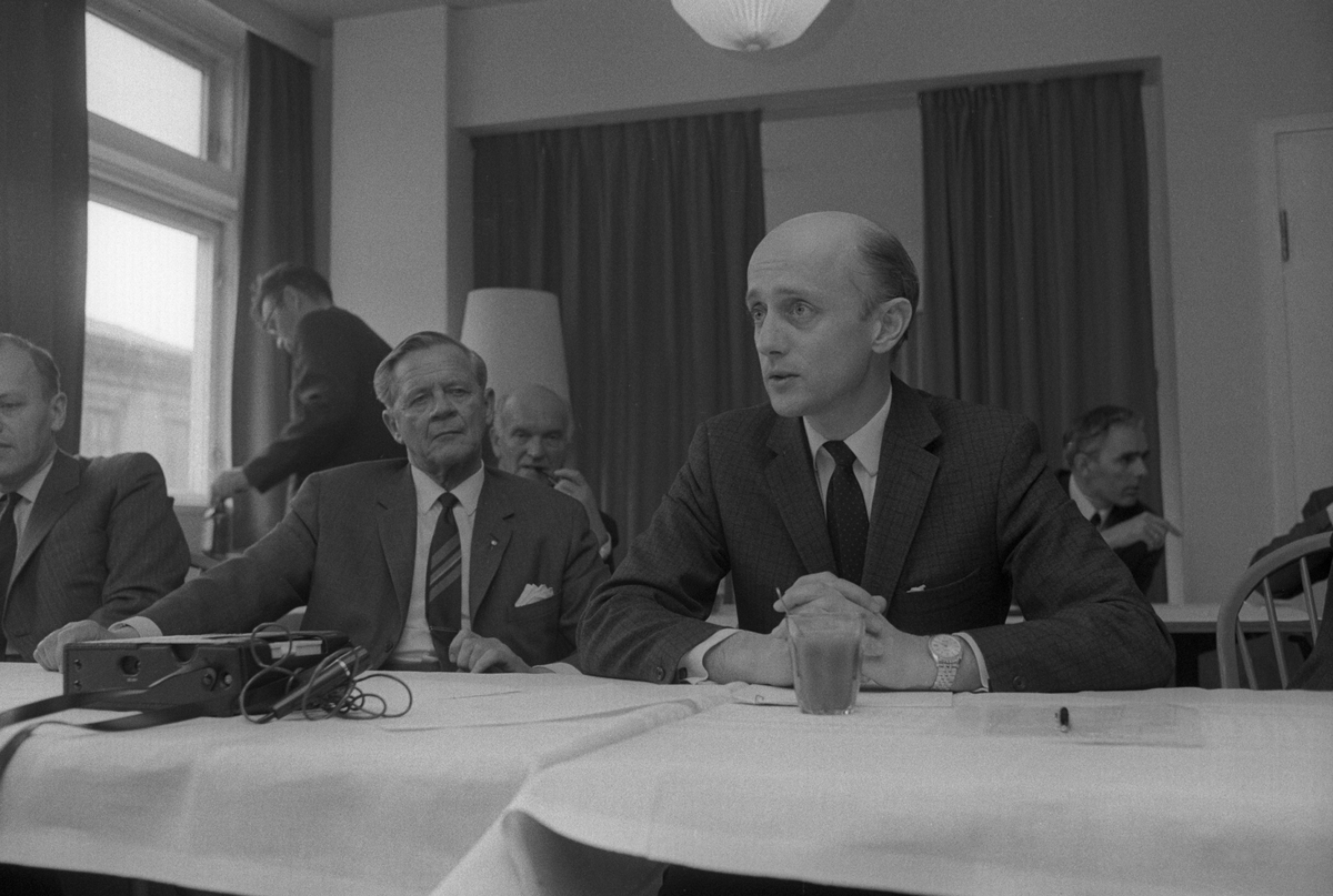 Kåre Willoch til høyre på pressekonferansen etter landsmøtet, da han trengte to valgomganger for å bli formann.  Til venstre Sjur Lindebrække.