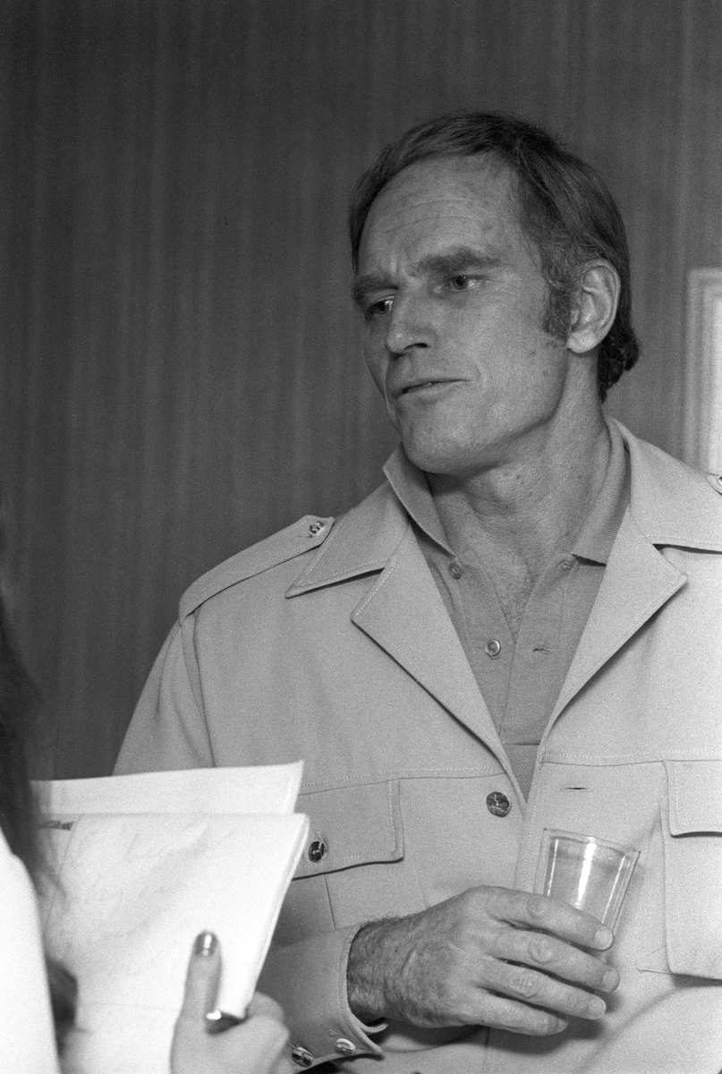 Den amerikanske skuespilleren Charlton Heston har kommet til Norge i forbindelse med opptak til filmen "Når villdyret våkner". Her blir han intervjuet av en journalist på pressekonferansen i Oslo.