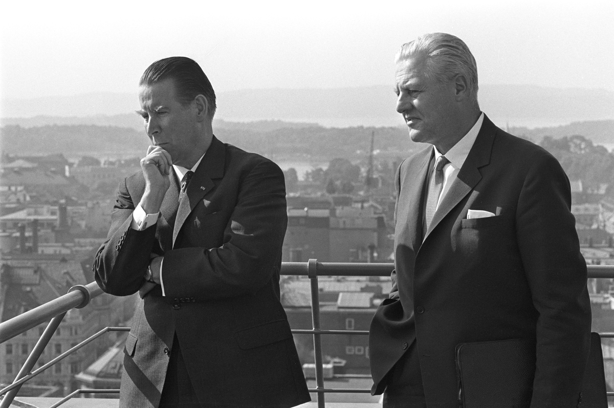 Den tyske forbundskansleren Ludwig Erhard er på offisielt besøk i Norge. Her er utenriksminister John Lyng til høyre sammen med tysklands utenriksminister Gerhard Schrõder på terrassen utenfor statsministerens kontor i Regjeringsbygget.