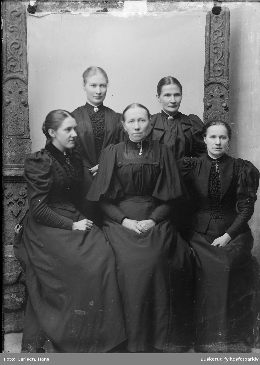 gruppe kvinner
Maren Pettersenf. 1852, bodde i St.Olavsgate2 i Hønefoss og jobbet som spisevertinne