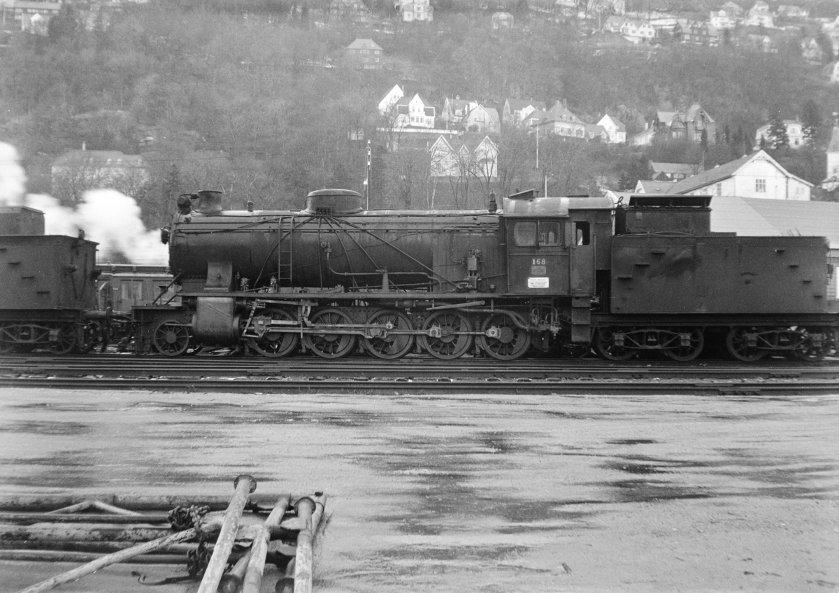 Hensatt damplokomotiv type 39a nr. 168 på Bergen stasjon.