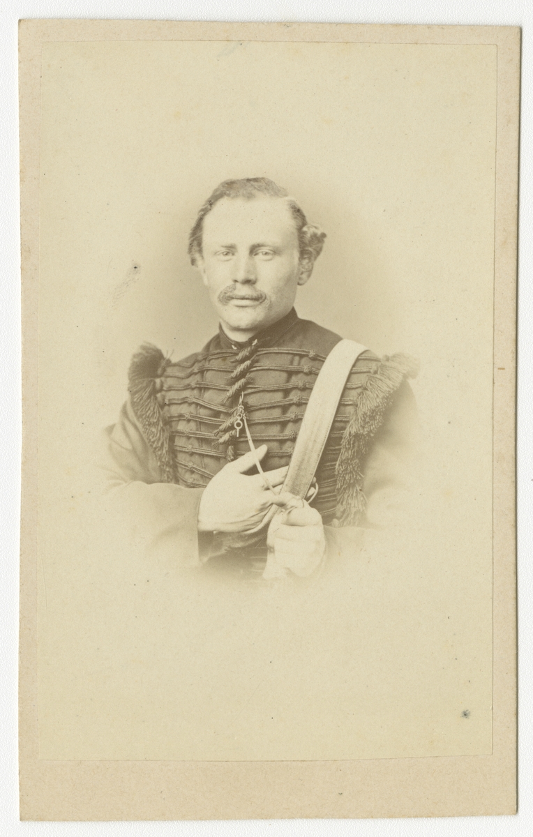 Porträtt av Gustaf Otto Caers, underlöjtnant vid Skånska dragonregementet K 6.