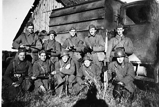 Soldater framför en Klöckner.