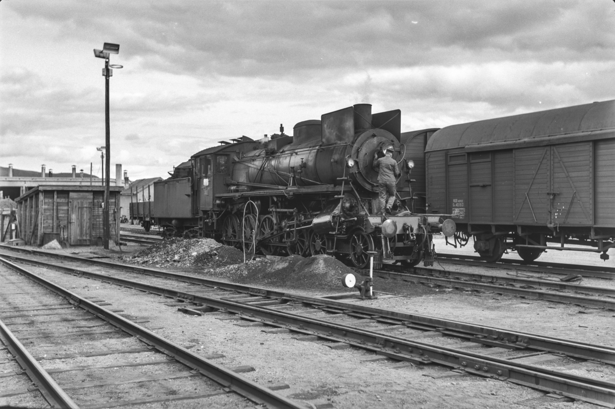 Slagging av damplokomotiv type 26a nr. 215. Lokomotivet har trukket dagtoget fra Oslo Ø til Trondheim, Pt. 301, på strekningen Hamar-Røros.