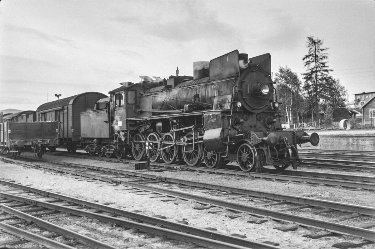 Damplokomotiv type 26c nr. 438 med godstog på Tynset stasjon.