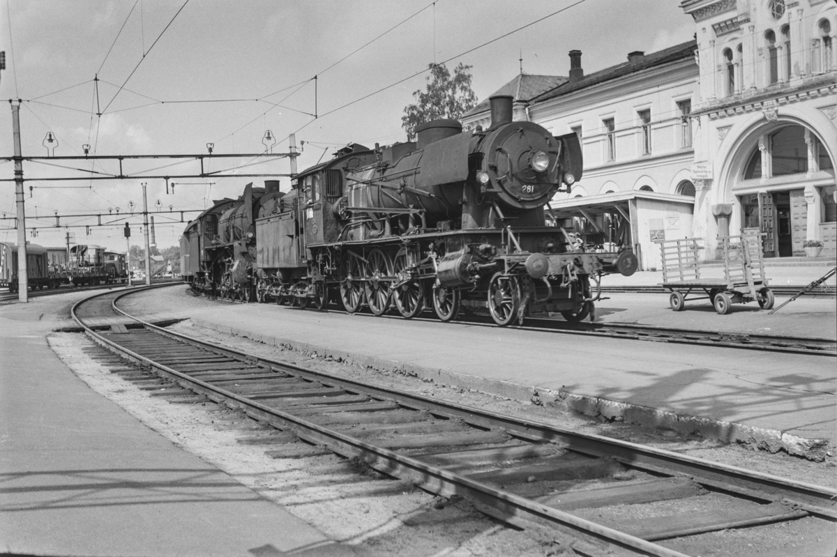 Persontog fra Otta til Oslo Ø, Pt. 308, på Hamar stasjon. Toget trekkes av damplokomotiv type 30a nr. 281 og 31b nr. 430.