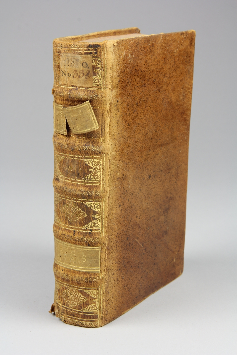 Bok, helfranskt band "Histoire du regne de Louis XIV" del 1:1. Skinnband med guldpräglad rygg i fem upphöjda bind, skuret rödstänkt snitt.