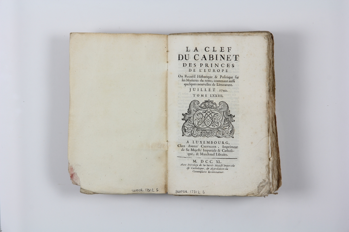 Bok, pappband "La clef du cabinet des princes de
 l´Europe", del 73, tryckt i Luxemburg 1740.
Marmorerat band med blekt rygg, påklistrade pappersetiketter med titel (oläslig) och volymens nummer.  Med skurna snitt.