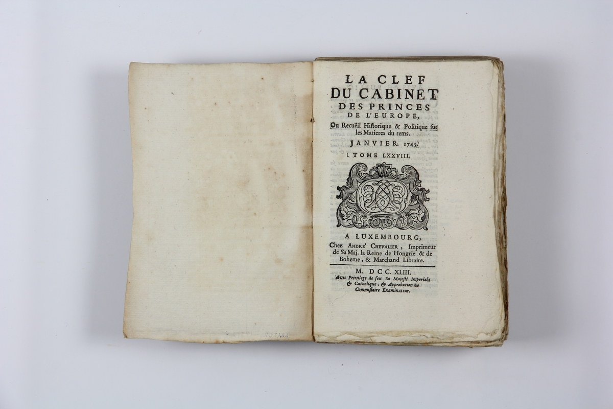 Bok, pappband "La clef du cabinet des princes de
 l´Europe", del 78, tryckt i Luxemburg 1743.
Marmorerat band med blekt rygg, påklistrade pappersetiketter med titel och volymens nummer.  Med skurna snitt.