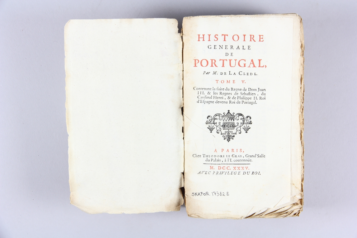 Bok, häftad "Histoire générale de Portugal", del 5. Pärmar av marmorerat papper, oskuret snitt.