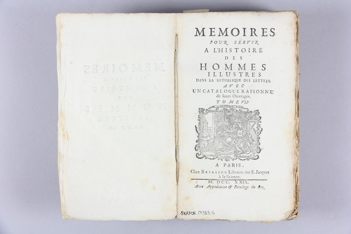 Bok, häftad, "Mémoires pour servir à l´ histoire des hommes illustres", del 7. Pärmar av marmorerat papper, oskuret snitt.