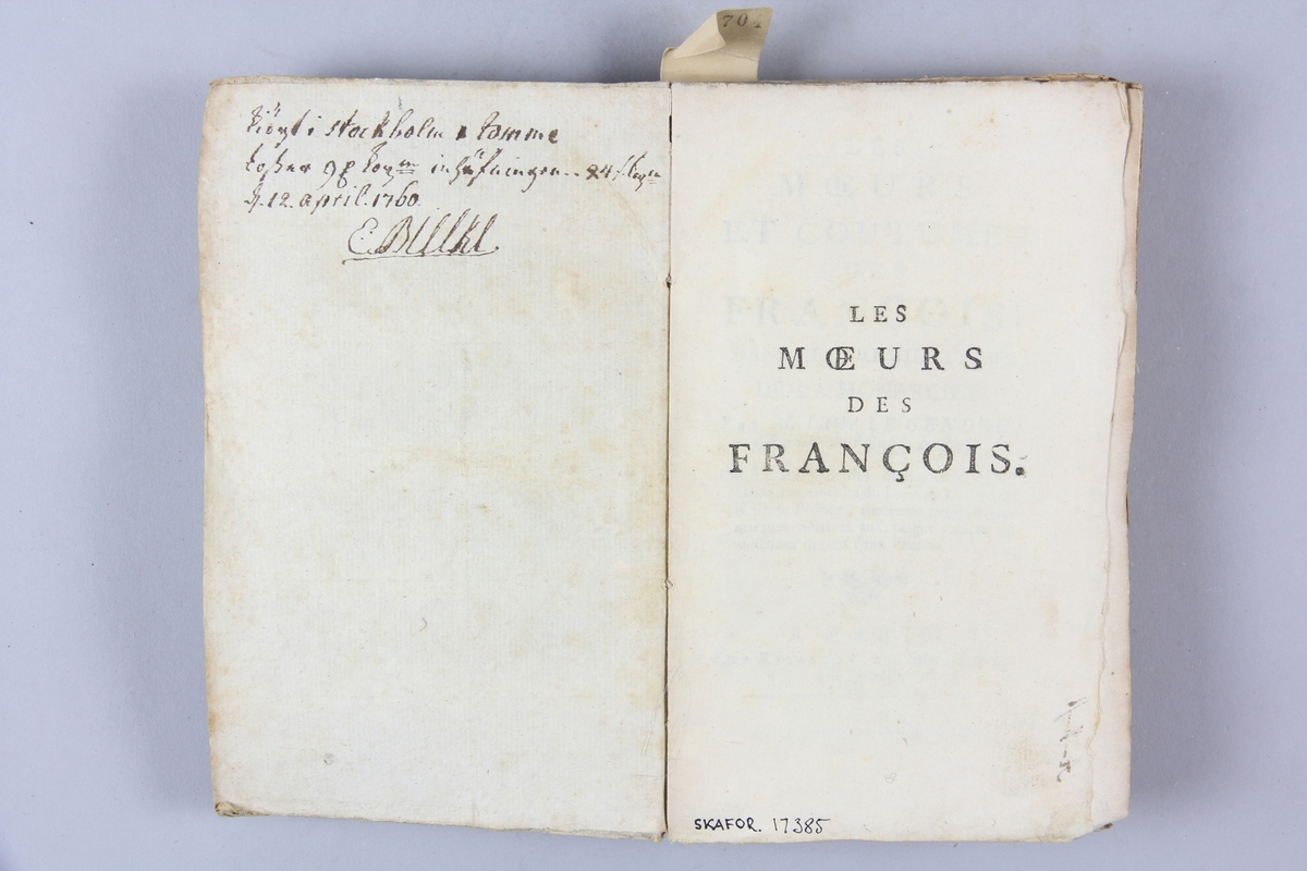 Bok, pappband, "Les moeurs des françois", skriven av Le Gendre, tryckt i Paris 1753.
Pärmar av gråblått papper, oskuret snitt. Blekt rygg med etikett med titel och samlingsnummer. Anteckning om inköp på pärmens insida.