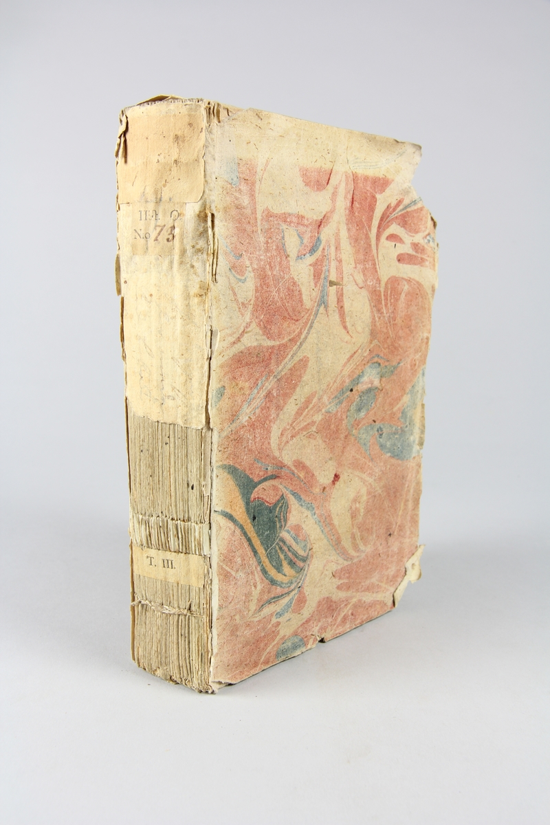 Bok, häftad, "Jährliches Genealogisches Hand-Buch", tryckt 1743 i Leipzig.
Pärm av marmorerat papper, skuret snitt. Blekt rygg med etikett med titel och samlingsnummer.