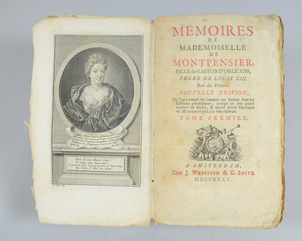 Bok, pappband, "Mémoires de mademoiselle de Montpensier", del 1-2, tryckt 1735 i Amsterdam. Marmorerade pärmar, blekt rygg med etiketter med bokens titel, närmast utplånad, och nummer. Oskuret snitt. Plansch. Med anteckning om inköp.