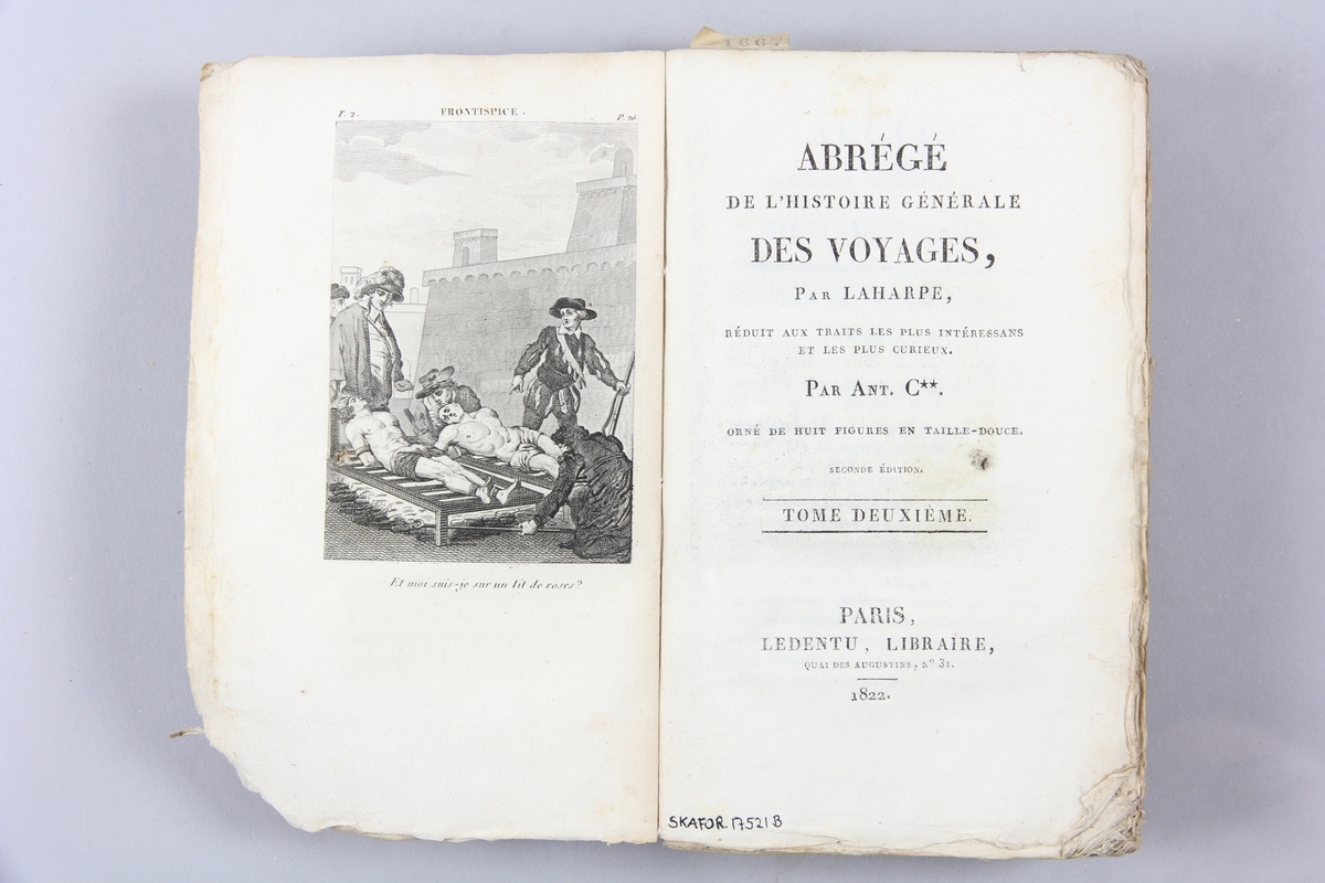 Bok, pappband, "Abrégé de l´histoire générale des voyages", del 2,  tryckt 1822 i Paris. Pärmar av ljusbrunt papper, blekt rygg med tryckta etiketter med bokens titel och nummer. Oskuret snitt. Illustrationer i koppartryck.