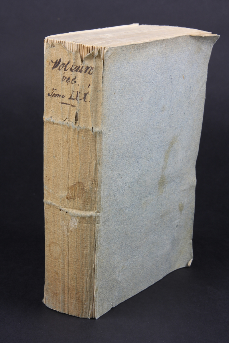 Bok, häftad,"Oeuvres complètes de Voltaire, Vie de Voltaire", del 70, tryckt 1789.
Pärmen av gråblått papper, skurna snitt. På ryggen volymens namn och nummer. Ryggen blekt.