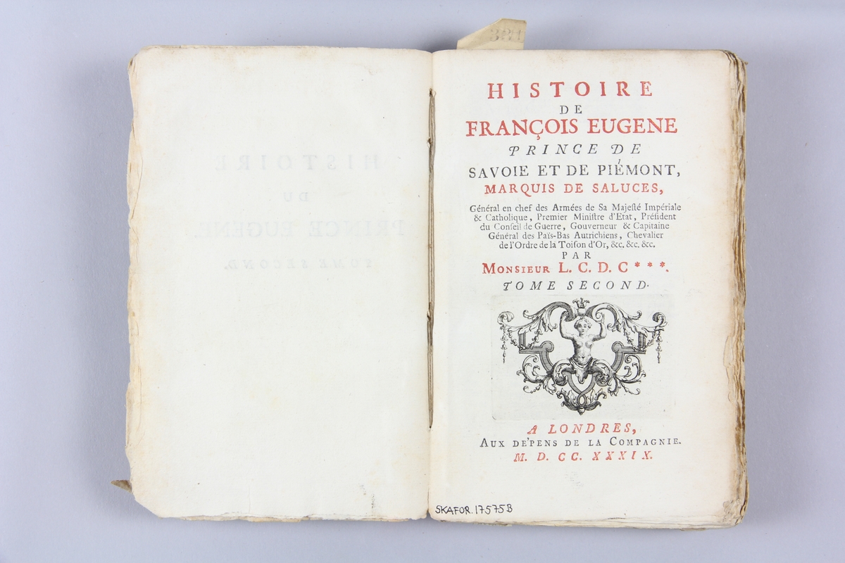 Bok, häftad, "Histoire de François Eugene", del 2, tryckt 1739 i London.
Pärmen av marmorerat papper, oskuret snitt. På ryggen etikett med  titel och samlingsnummer.