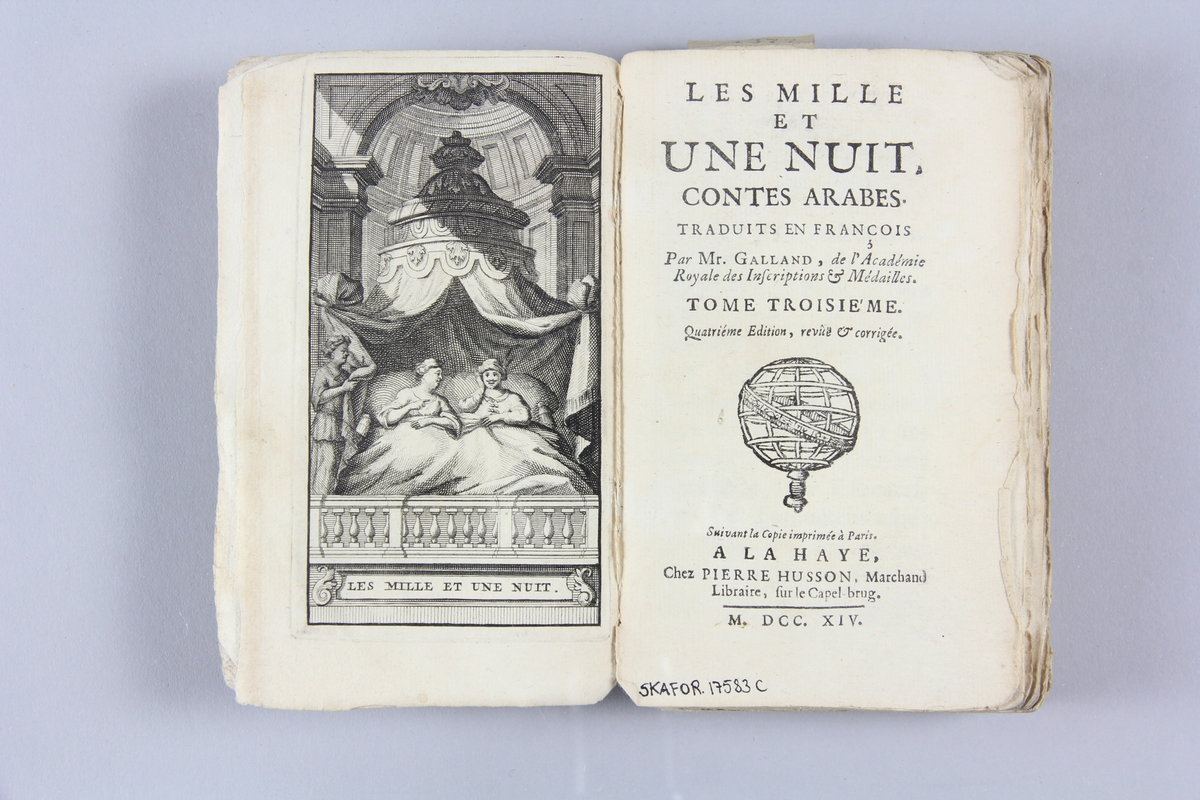 Bok, häftad, "Les mille et une nuits. Contes arabes", del 3, tryckt 1714 i Haag.
Pärm av blåmarmorerat papper, oskuret snitt. På ryggen etikett med  titel och samlingsnummer.