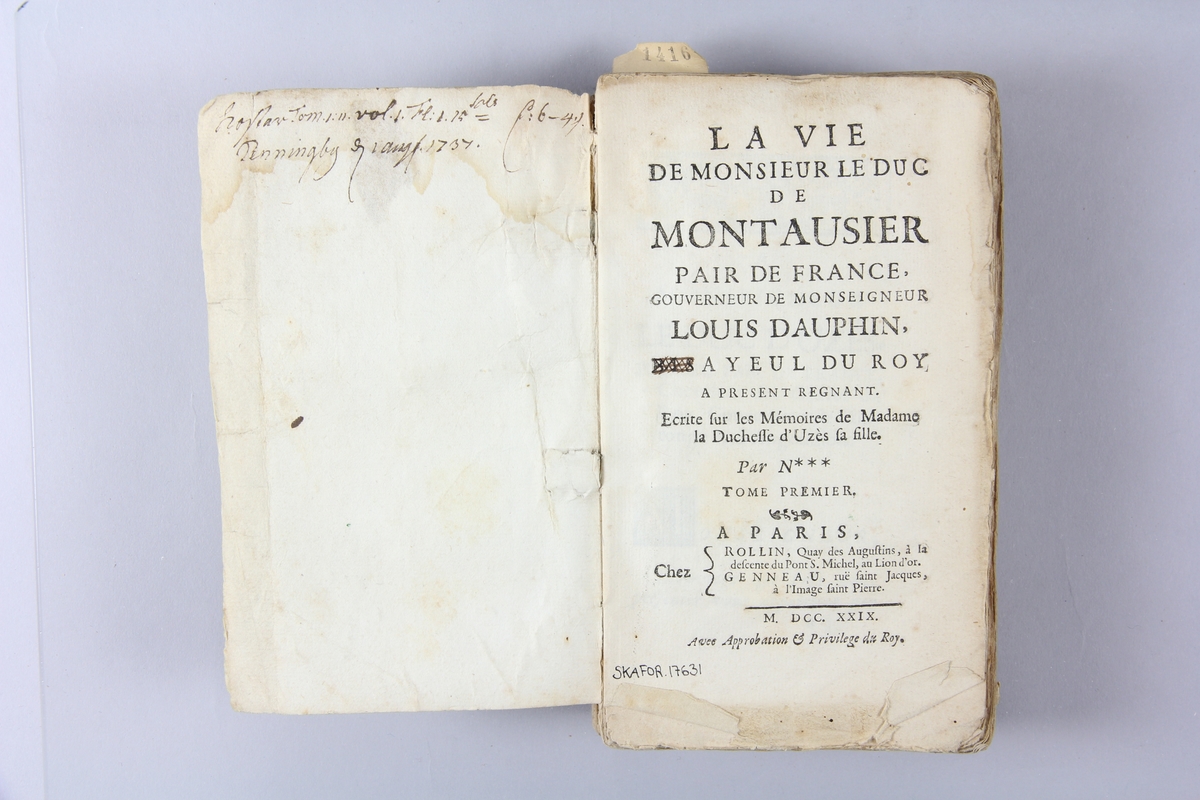 Bok, häftad, "La vie de monsieur le duc de Montausier", del 1-2, tryckt 1729 i Paris. Pärmar av marmorerat papper, blekt rygg med etiketter med bokens titel, svårläst, och samlingsnummer. Oskuret snitt. Anteckning om inköp på pärmens insida.