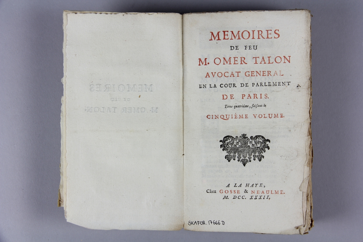 Bok, häftad, "Mémoires de feu M. Omer Talon", del 5,  tryckt i Haag 1732.
Pärm av marmorerat papper, oskurna snitt. På ryggen klistrad pappersetikett med samlingsnummer. Ryggen blekt.