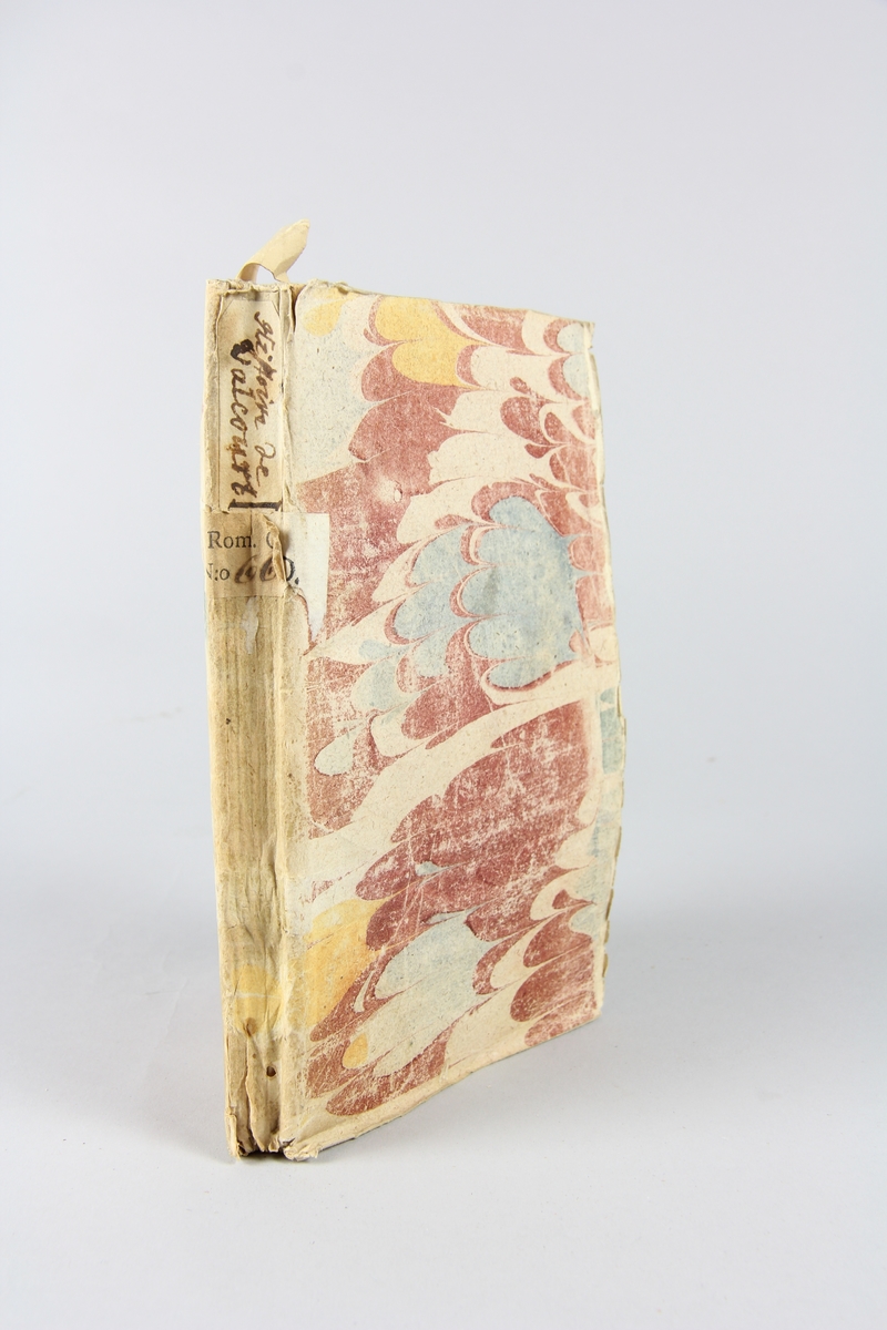 Bok, häftad, "Histoire du comte de Valcourt", tryckt i Utrecht 1739.
Pärm av marmorerat papper, oskurna snitt. På ryggen klistrade pappersetiketter med volymens namn och samlingsnummer. Ryggen blekt. Anteckning om inköp.
